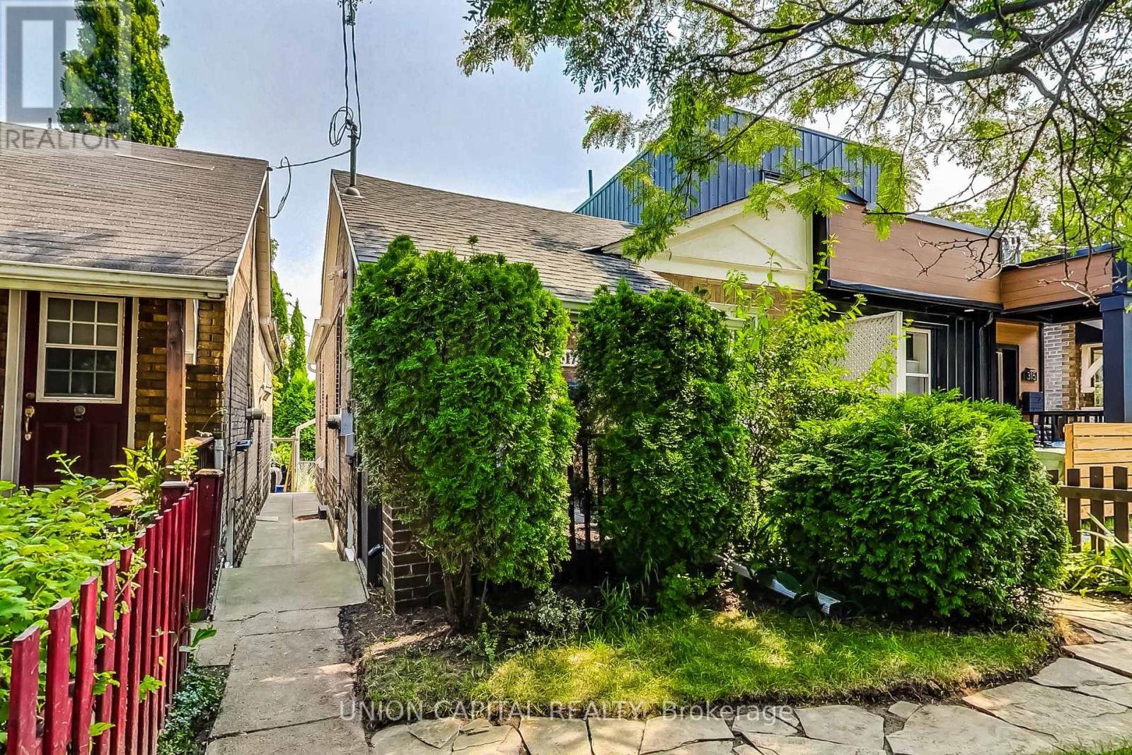 Upper - 317 Victoria Park Avenue, Toronto, Ontario  M4E 3S7 - Photo 3 - E13024748