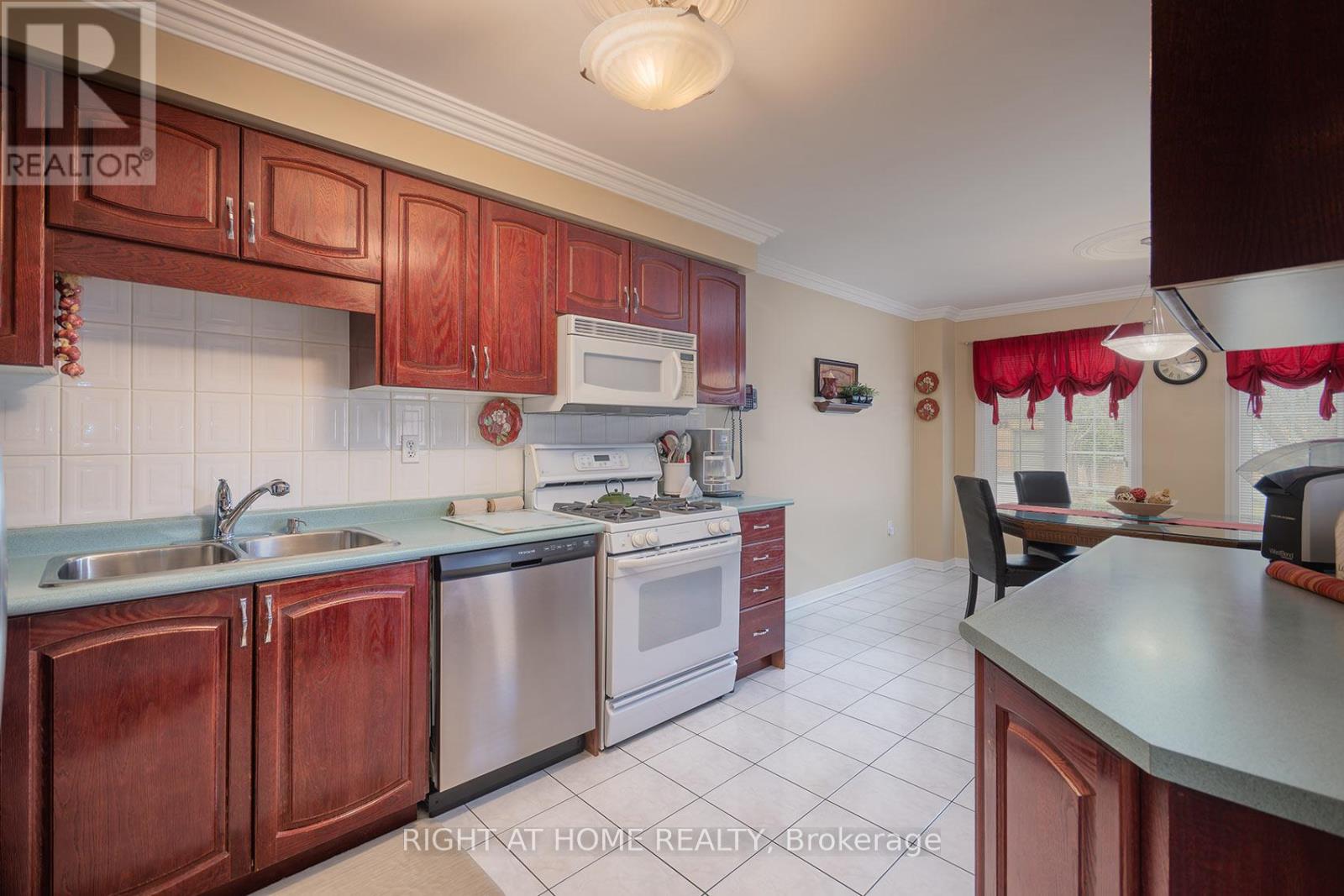 104 Pinedale Gate, Vaughan, Ontario  L4L 8X3 - Photo 12 - N13024564