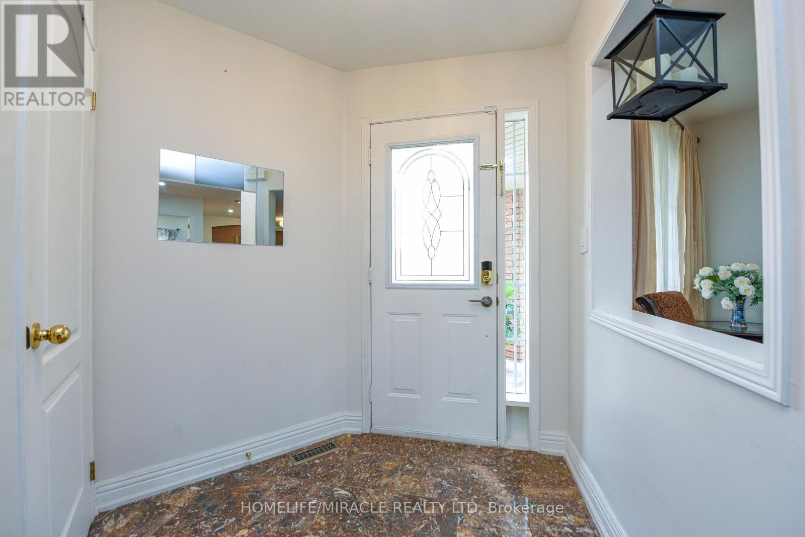 113 Seclusion Crescent, Brampton, Ontario  L6R 1K8 - Photo 4 - W13024556