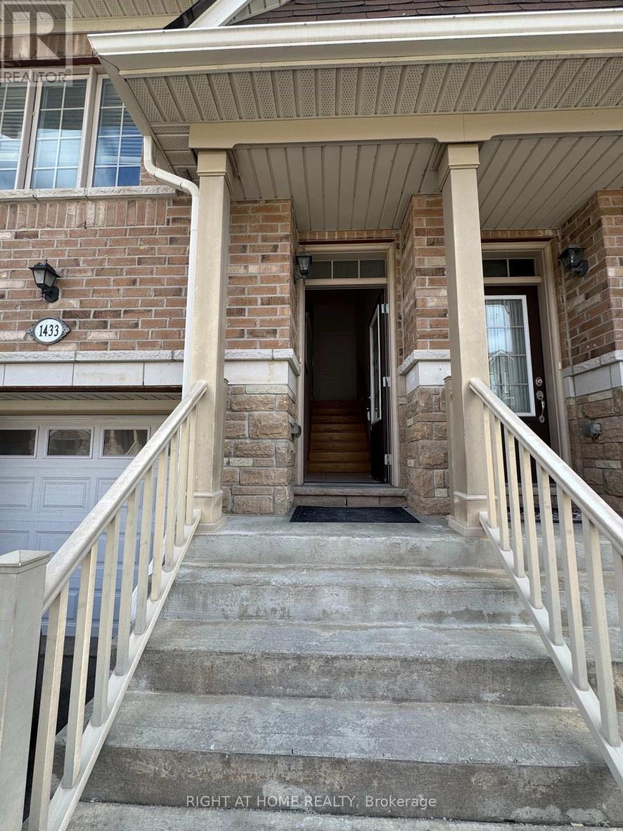 1433 Granrock Crescent, Mississauga, Ontario  L5V 0E1 - Photo 3 - W13024764