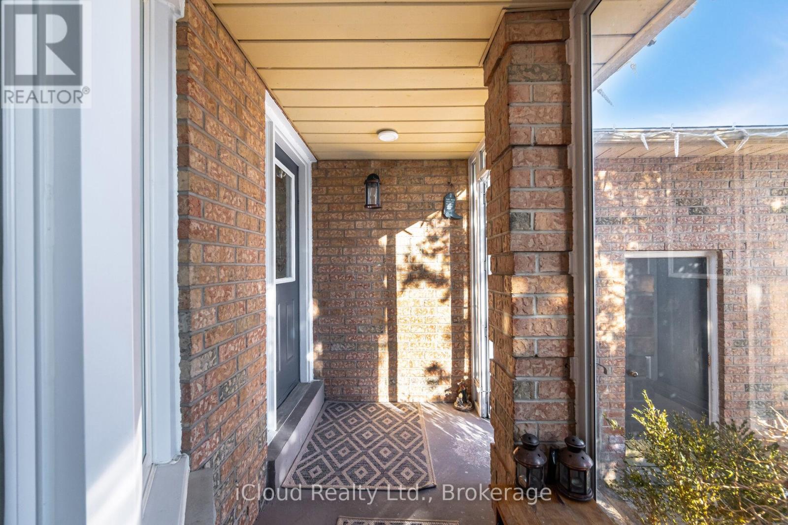 1615 Sir Monty's Drive, Mississauga, Ontario  L5N 4R1 - Photo 3 - W13024836