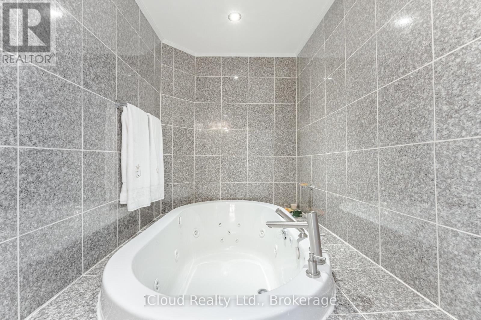 1615 Sir Monty's Drive, Mississauga, Ontario  L5N 4R1 - Photo 35 - W13024836