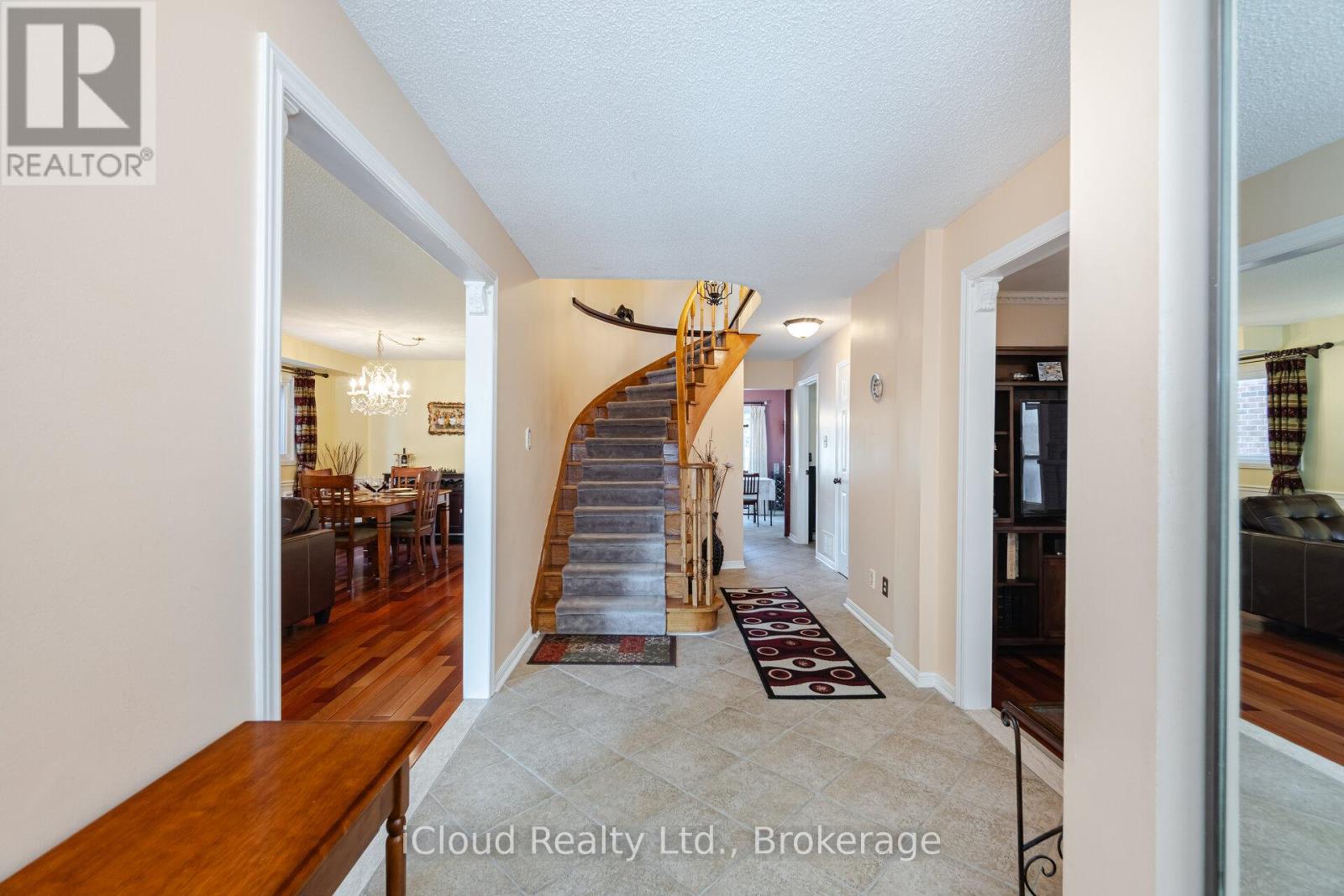 1615 Sir Monty's Drive, Mississauga, Ontario  L5N 4R1 - Photo 4 - W13024836