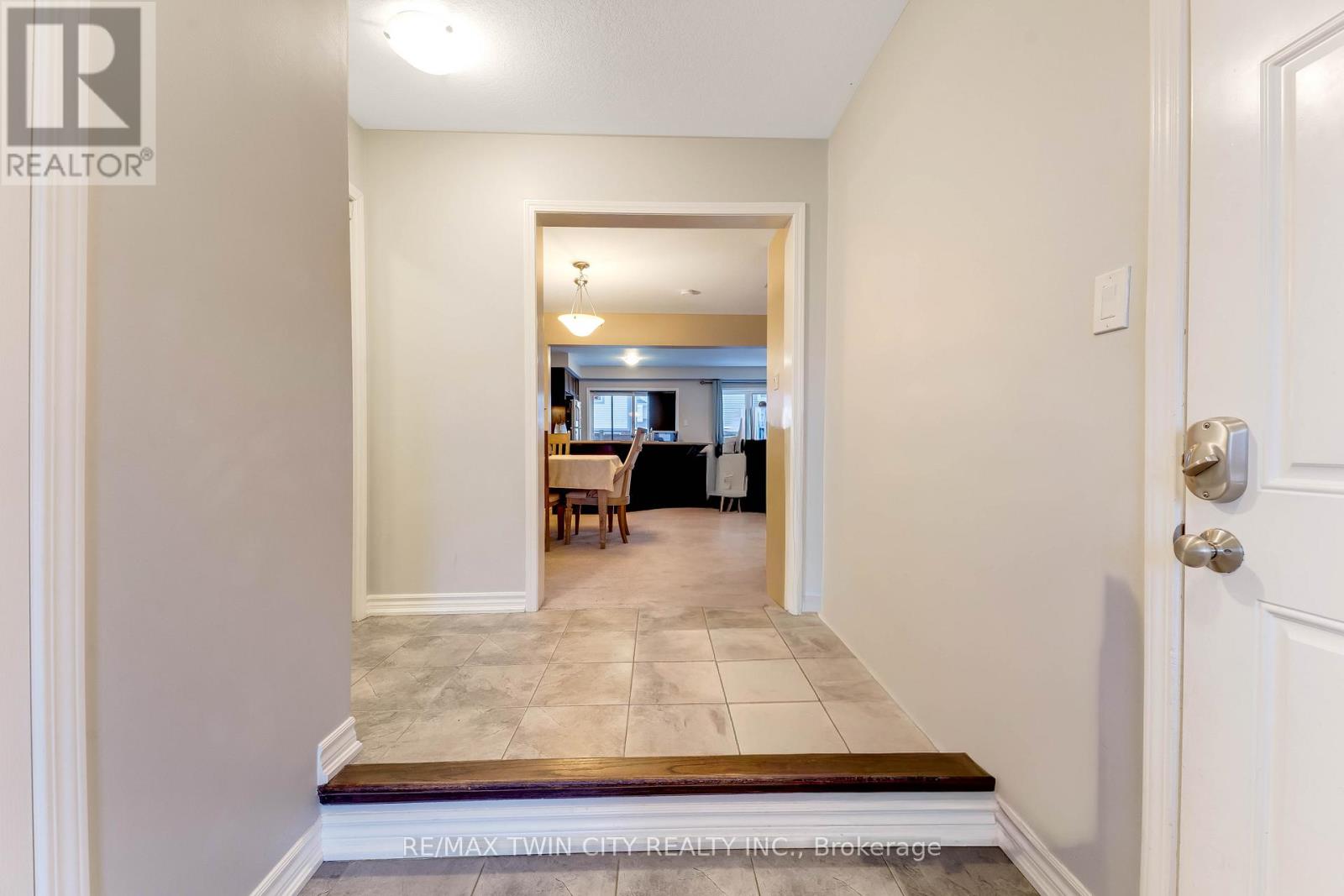 21 Postmaster Drive, Kitchener, Ontario  N2R 0J2 - Photo 4 - X13024668