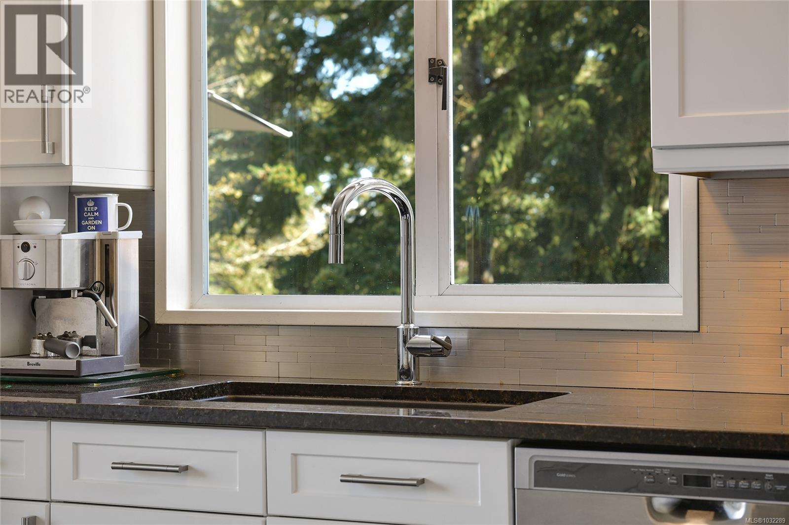 176 Island Hwy, View Royal, British Columbia  V9B 1G2 - Photo 3 - 1032289