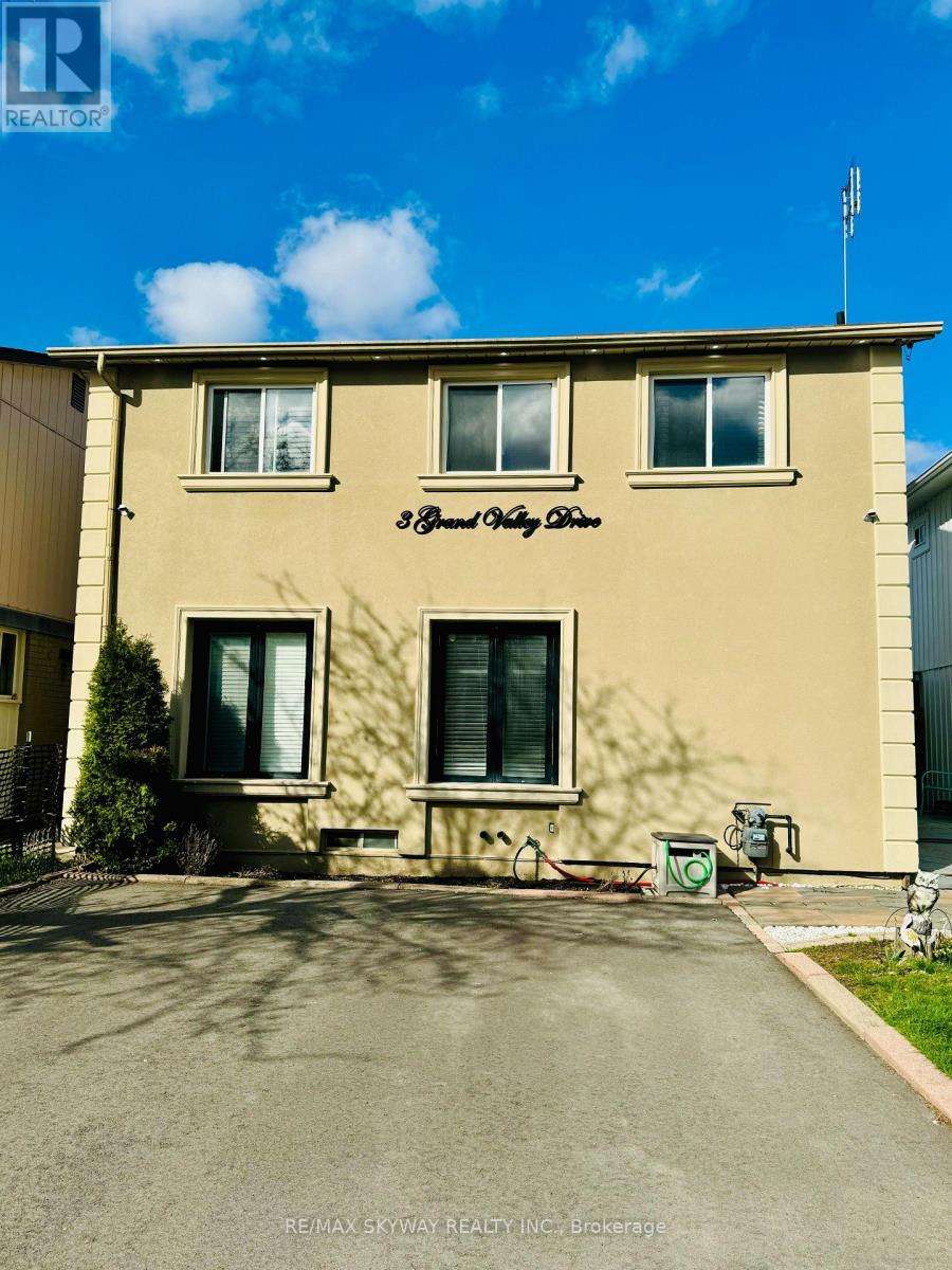 3 Grand Valley Drive, Brampton, Ontario  L6S 2L1 - Photo 2 - W13015874