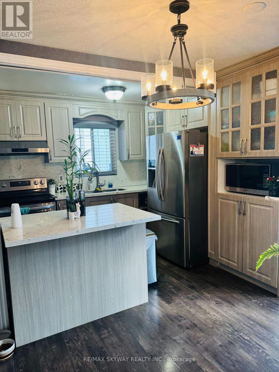 3 Grand Valley Drive, Brampton, Ontario  L6S 2L1 - Photo 4 - W13015874