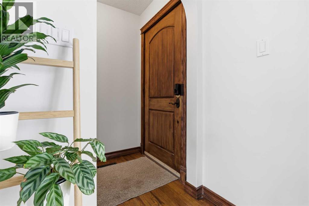 1907 Kelwood Drive Sw, Calgary, Alberta  T3E 3Z4 - Photo 3 - A2302714