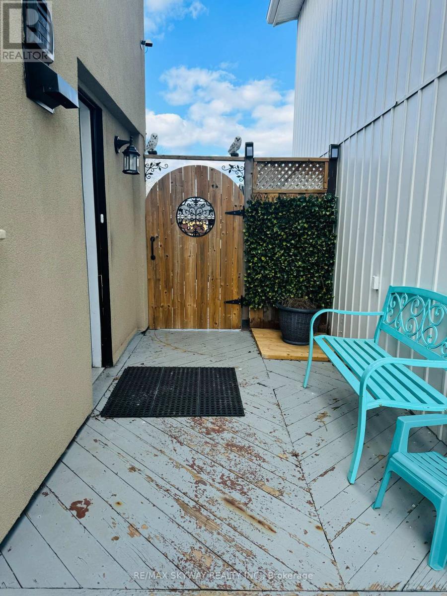 3 Grand Valley Drive, Brampton, Ontario  L6S 2L1 - Photo 3 - W13015874