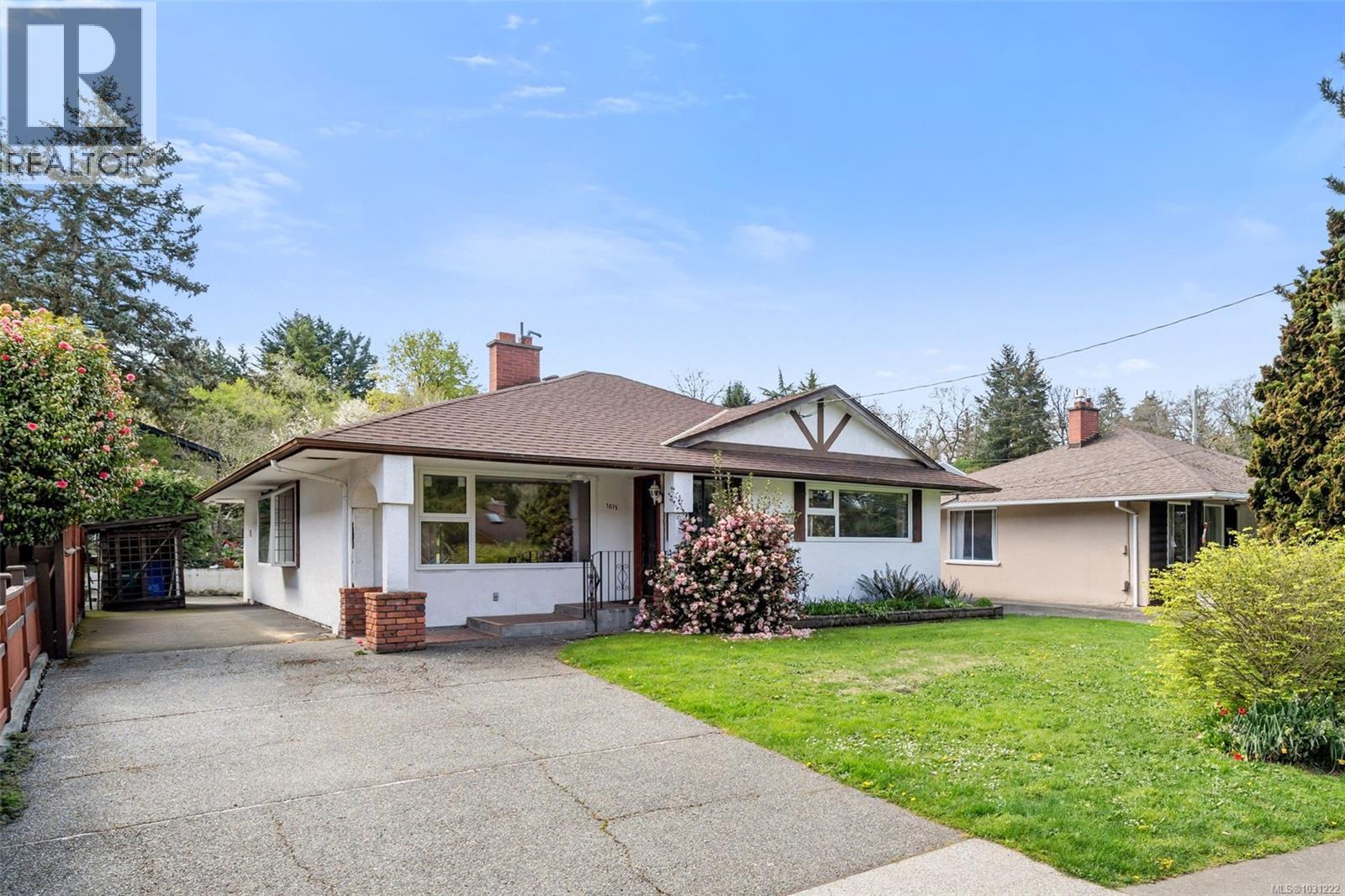 1075 Lodge Ave, Saanich, British Columbia  V8X 3B2 - Photo 2 - 1031222