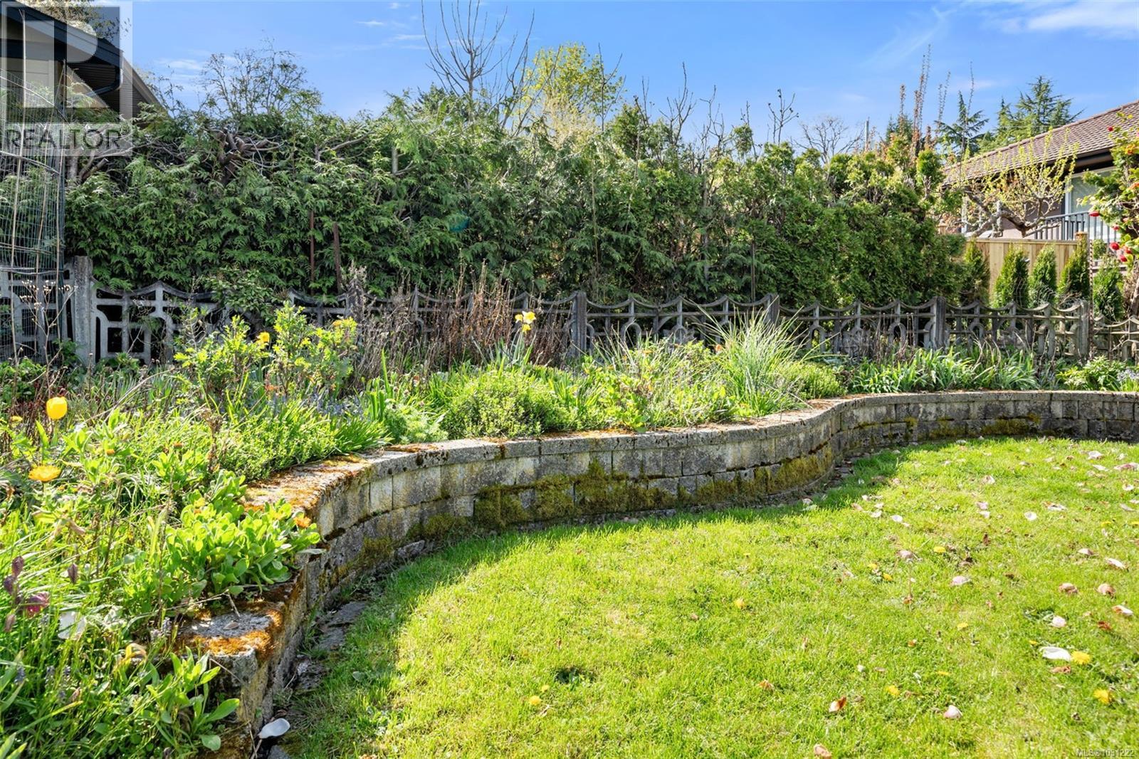 1075 Lodge Ave, Saanich, British Columbia  V8X 3B2 - Photo 25 - 1031222