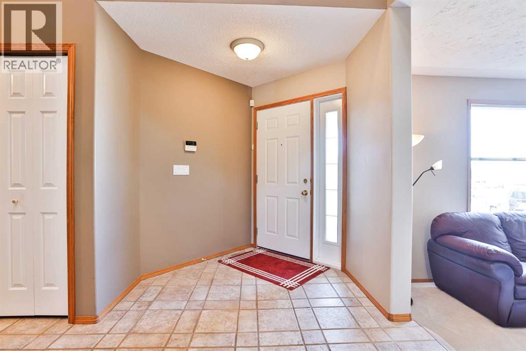 9 Fairmont Bay S, Lethbridge, Alberta  T1K 7J4 - Photo 3 - A2300555