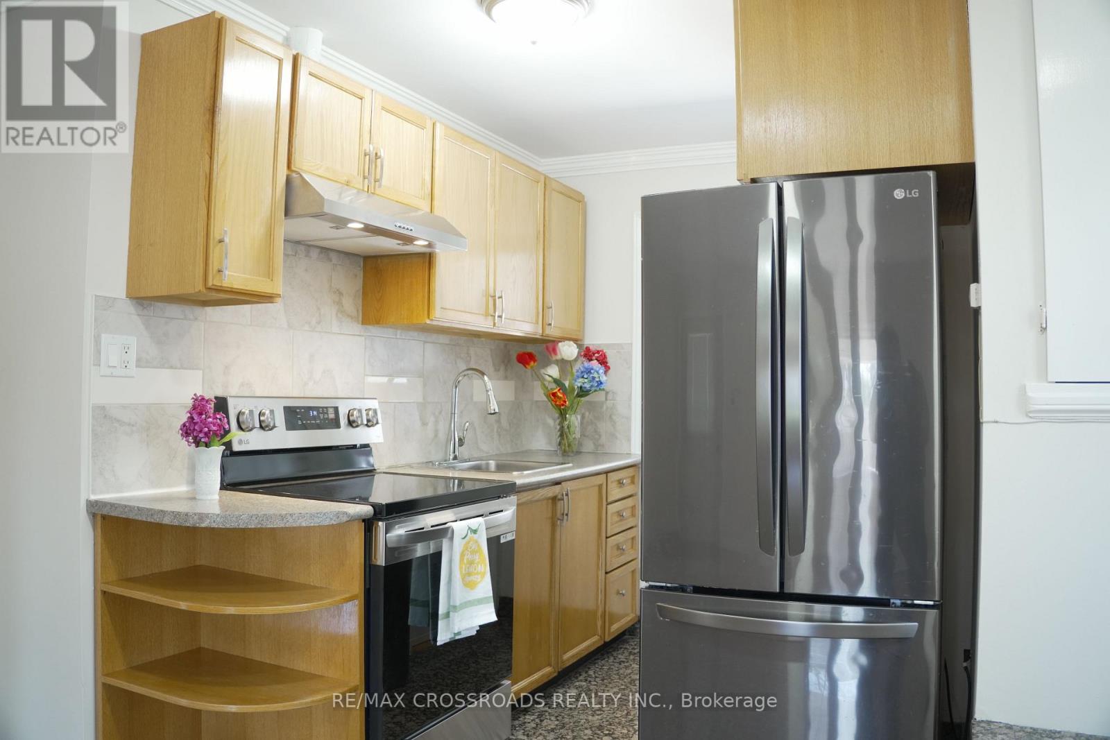 30 Hearst Circle, Toronto, Ontario  M6M 2T7 - Photo 10 - W13024378