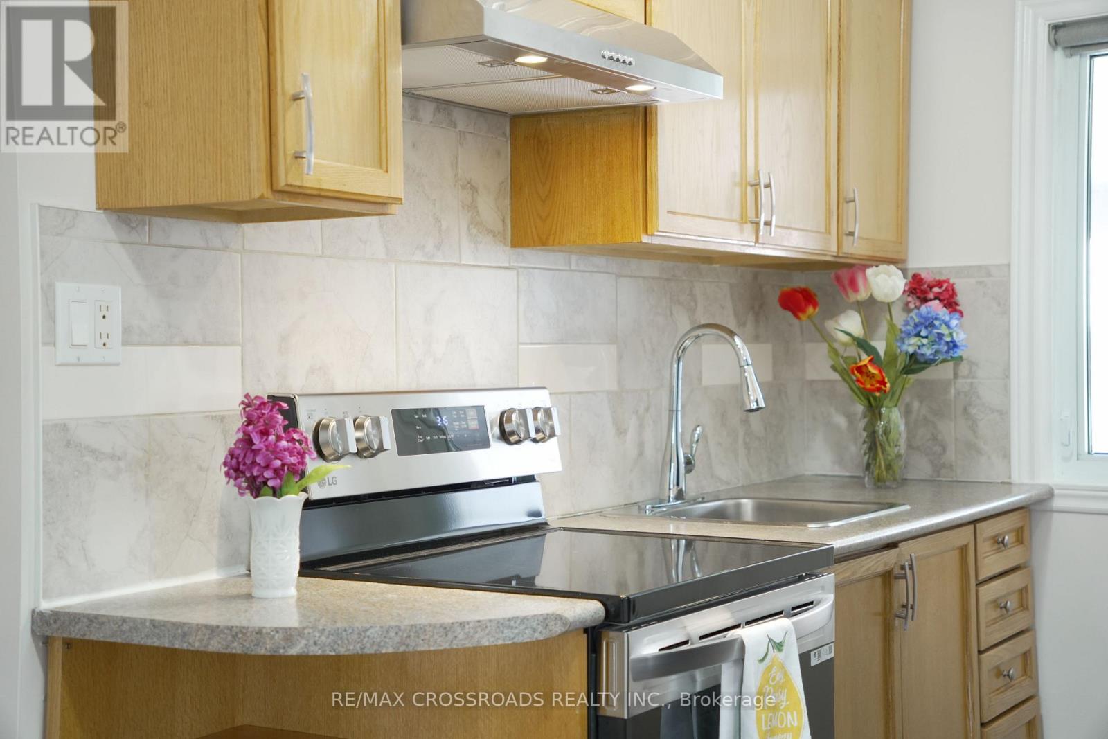 30 Hearst Circle, Toronto, Ontario  M6M 2T7 - Photo 11 - W13024378