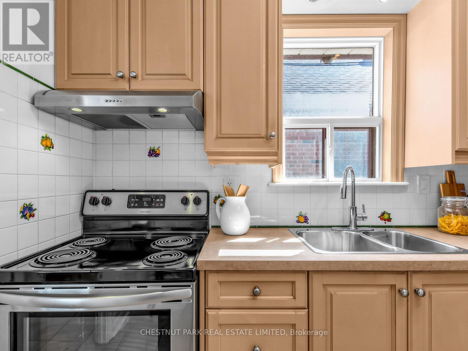 27 Amherst Avenue, Toronto, Ontario  M6E 1Z2 - Photo 8 - C13024906