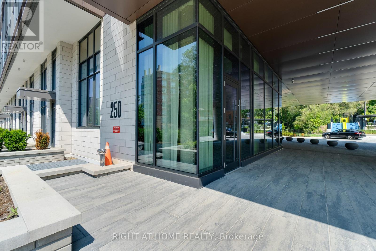 724 - 250 Lawrence Avenue W, Toronto, Ontario  M5M 1B1 - Photo 2 - C13024938