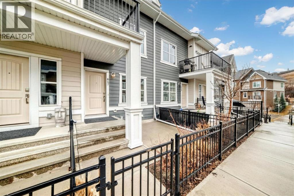 647 Cranbrook Walk SE, Calgary, Alberta  T3M 2V5 - Photo 4 - A2301049