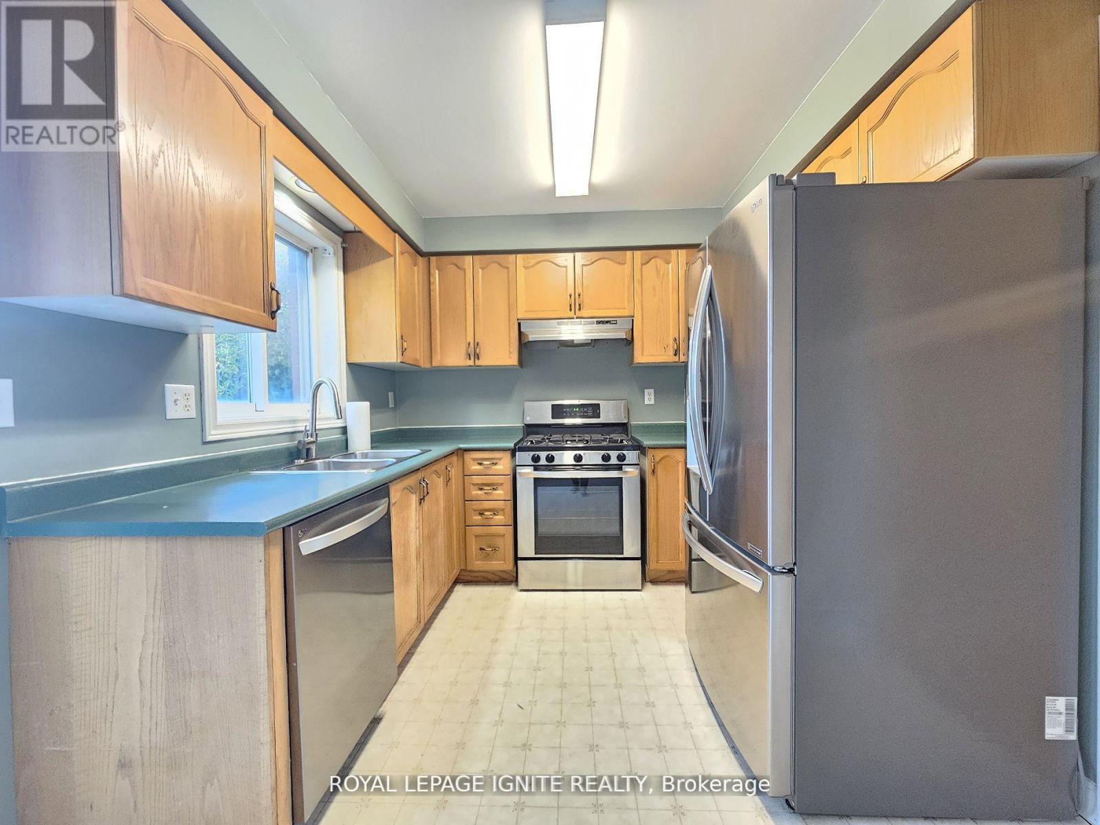 60 Pressed Brick Drive, Brampton, Ontario  L6V 4K3 - Photo 6 - W13024940