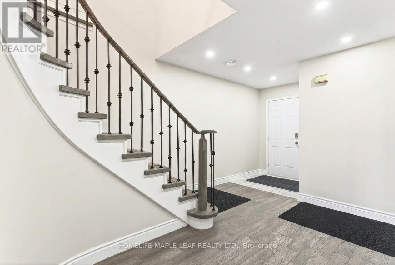 735 Constellation Drive, Mississauga, Ontario  L5R 2V7 - Photo 3 - W13024966