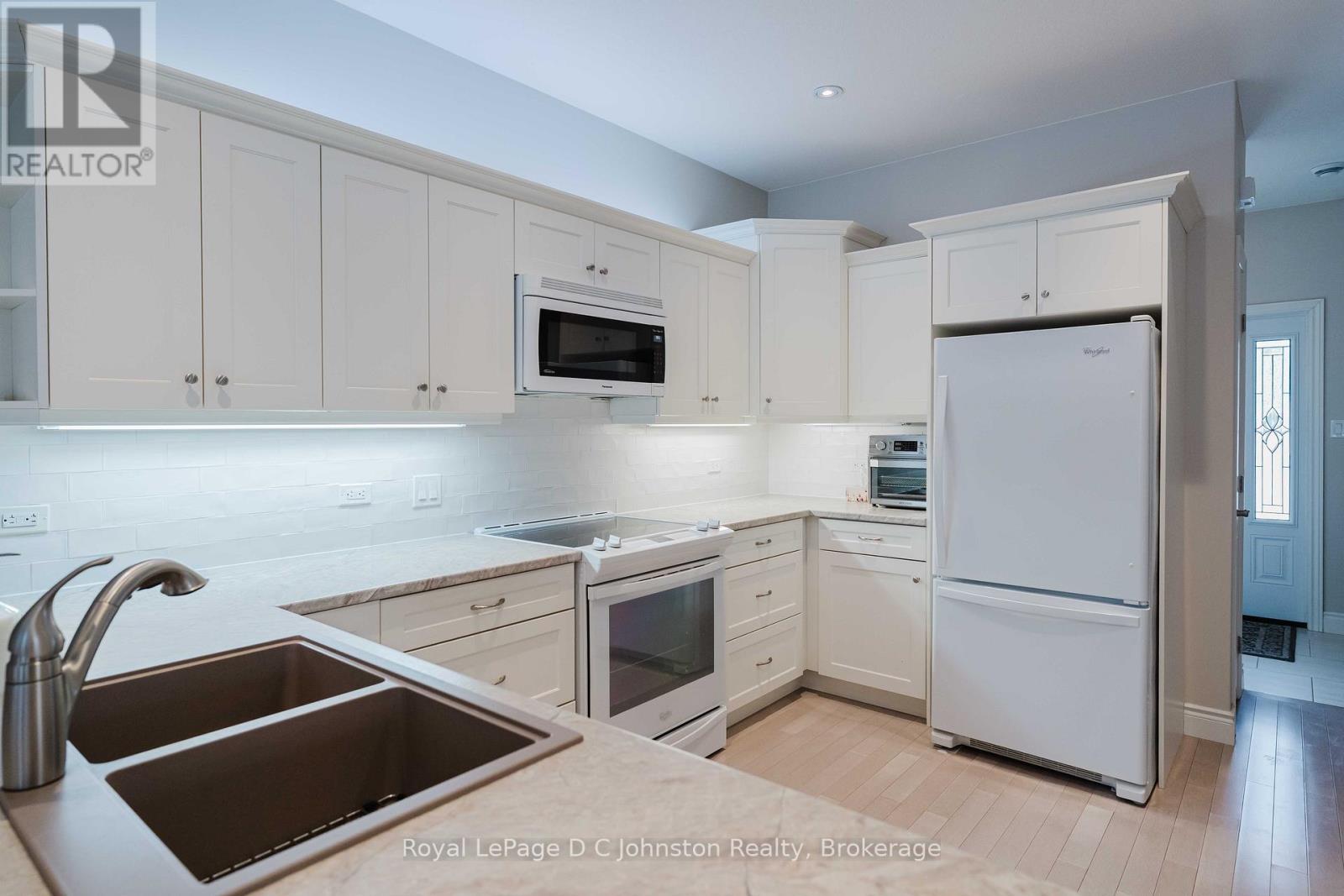 228 Grey Street S, Saugeen Shores, Ontario  N0H 2L0 - Photo 3 - X12808830