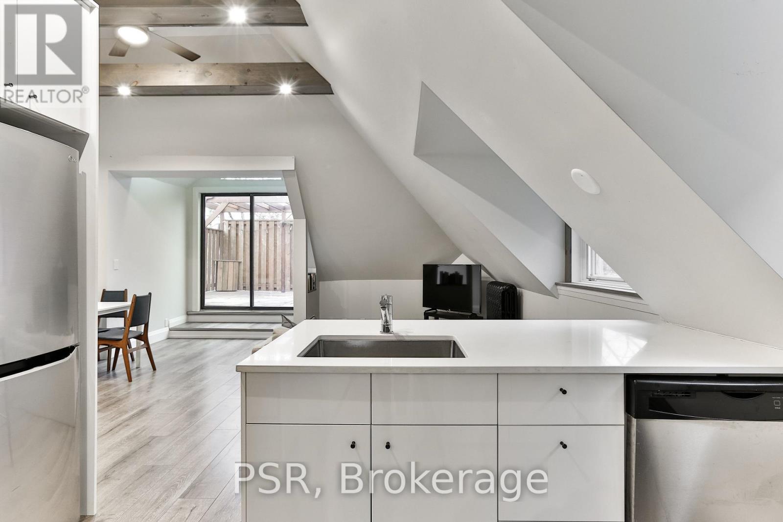 Upper - 264 Dovercourt Road, Toronto, Ontario  M6J 3E1 - Photo 13 - C12815908