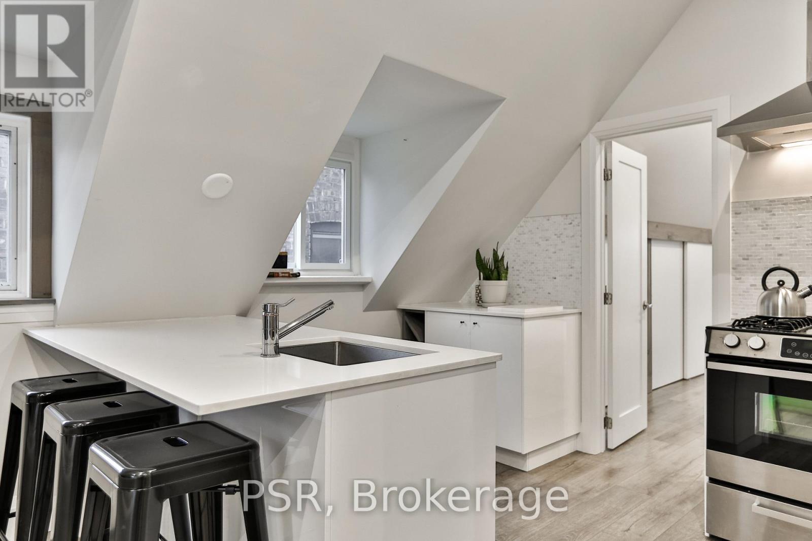 Upper - 264 Dovercourt Road, Toronto, Ontario  M6J 3E1 - Photo 12 - C12815908