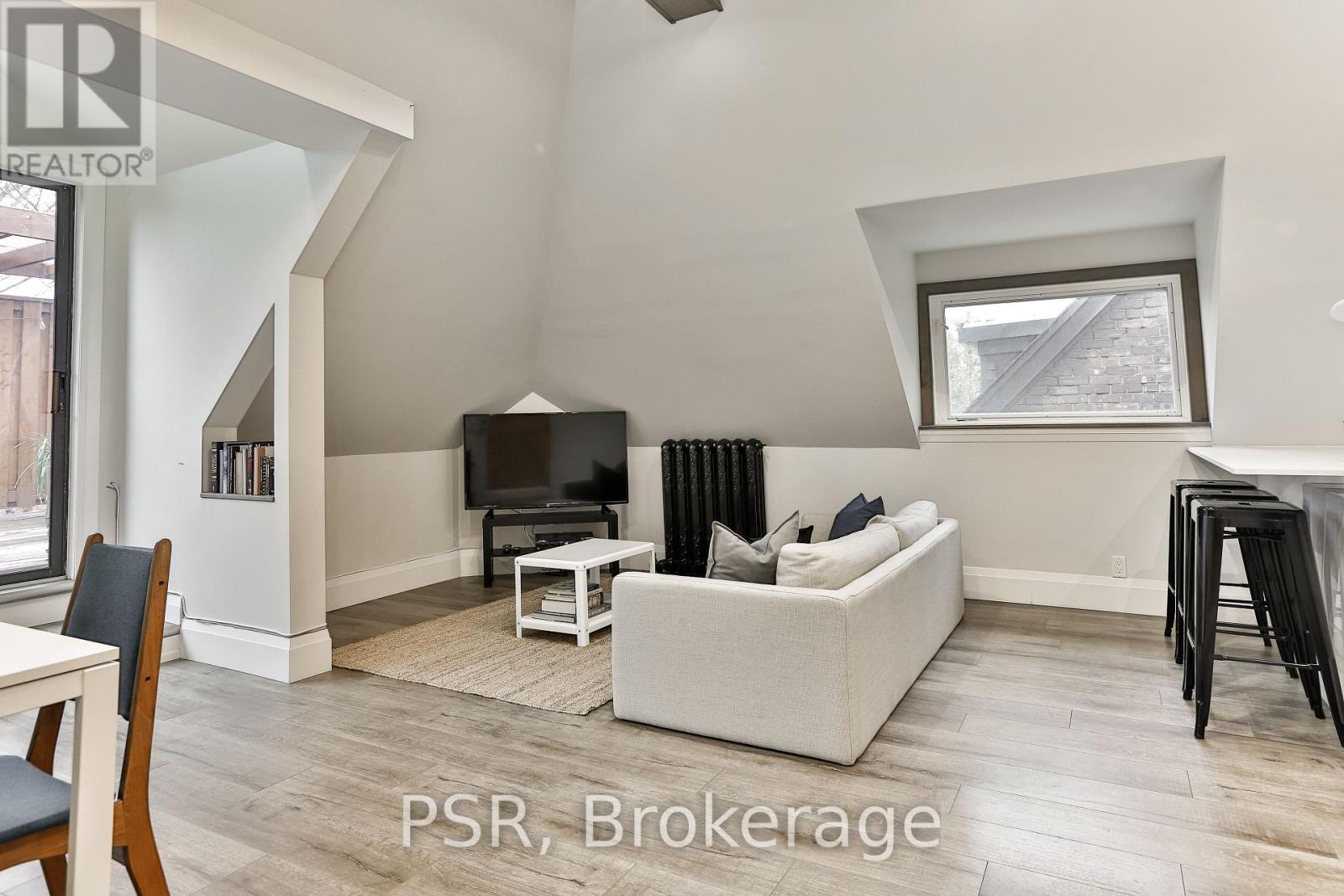 Upper - 264 Dovercourt Road, Toronto, Ontario  M6J 3E1 - Photo 5 - C12815908