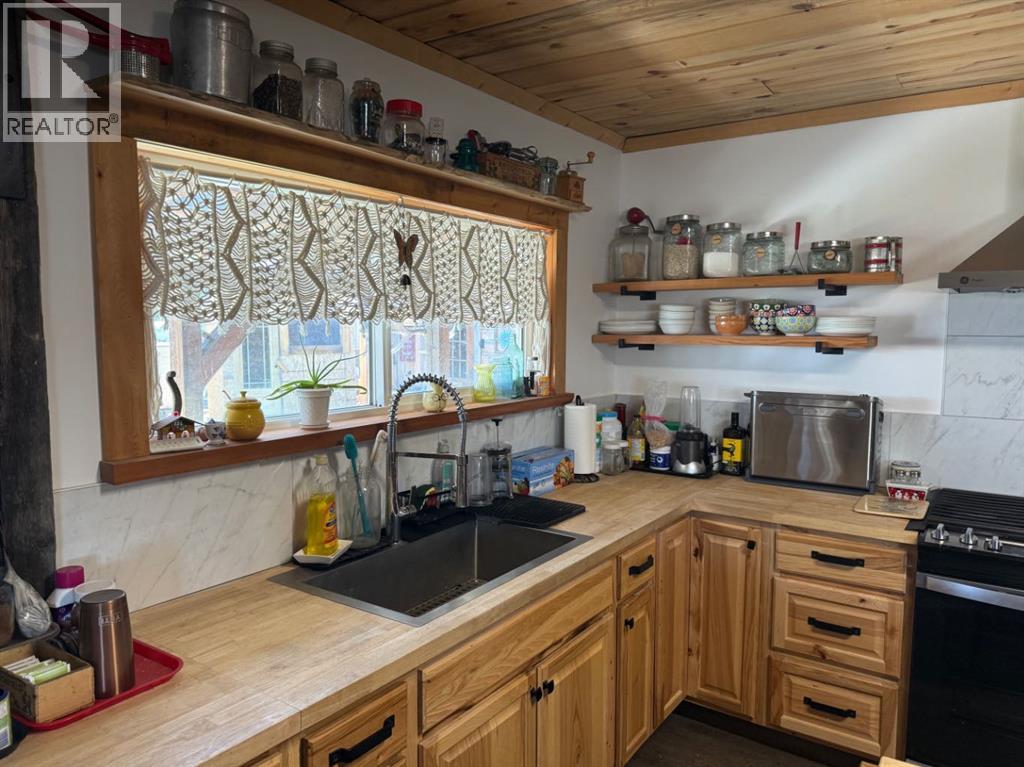 205 Hamilton Avenue, Lundbreck, Alberta  T0K 1H0 - Photo 12 - A2301711