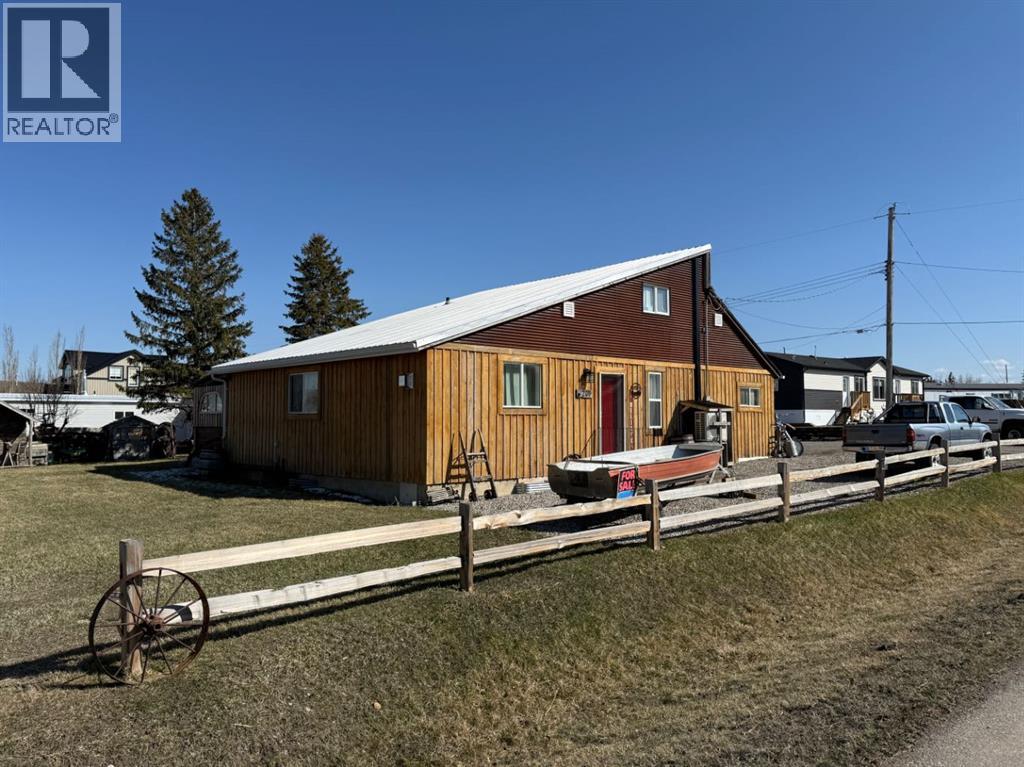 205 Hamilton Avenue, Lundbreck, Alberta  T0K 1H0 - Photo 2 - A2301711