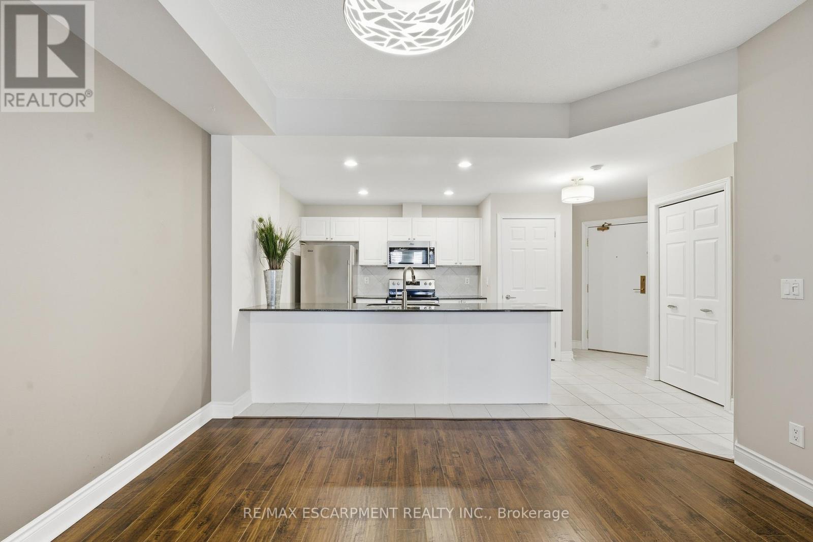 610 - 399 Elizabeth Street, Burlington, Ontario  L7R 0A4 - Photo 11 - W12726412