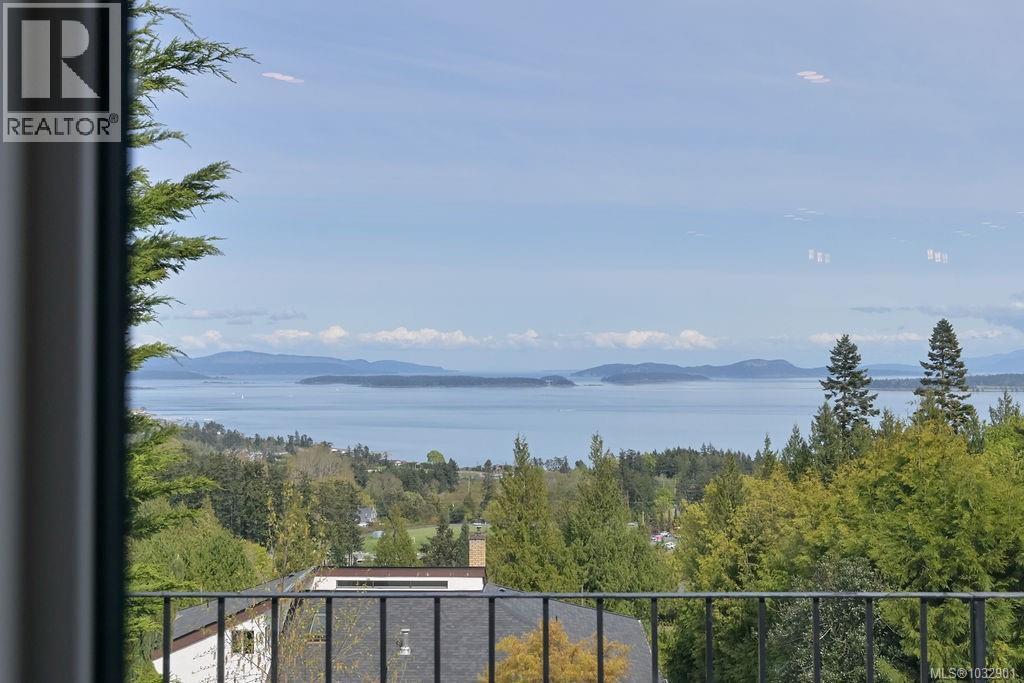 8870 Forest Park Dr, North Saanich, British Columbia  V8L 4E9 - Photo 2 - 1032901