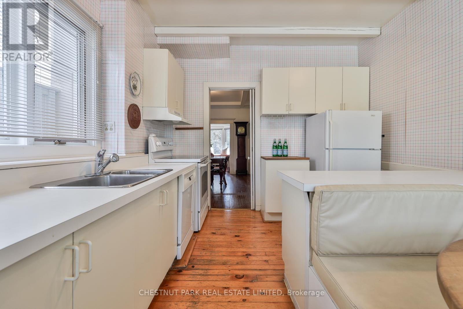 94 Alcina Avenue, Toronto, Ontario  M6G 2E8 - Photo 12 - C13025082