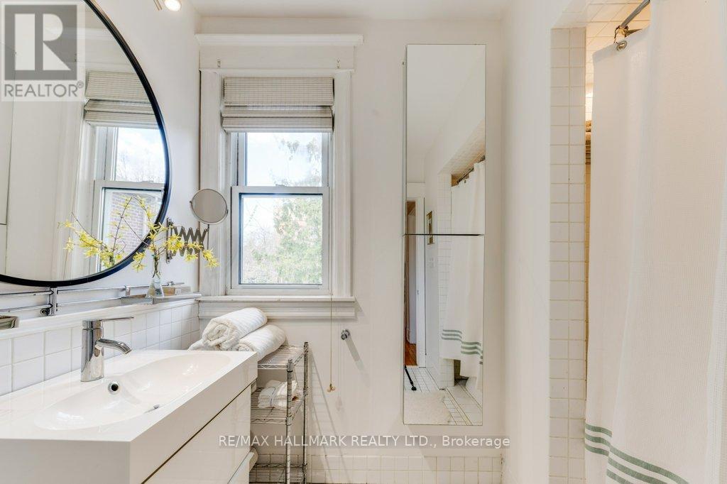 813 Carlaw Avenue, Toronto, Ontario  M4K 3L1 - Photo 17 - E13025132