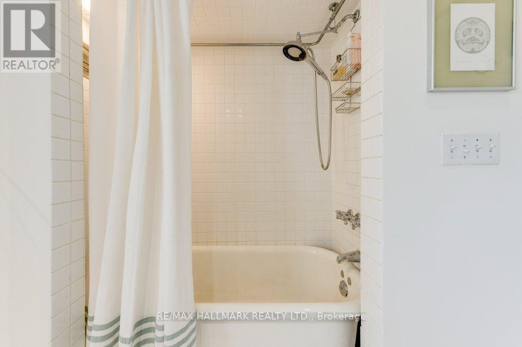 813 Carlaw Avenue, Toronto, Ontario  M4K 3L1 - Photo 19 - E13025132