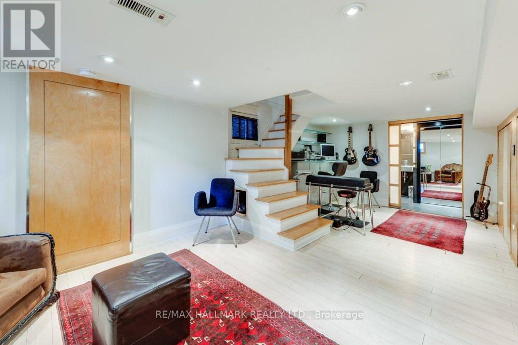 813 Carlaw Avenue, Toronto, Ontario  M4K 3L1 - Photo 33 - E13025132