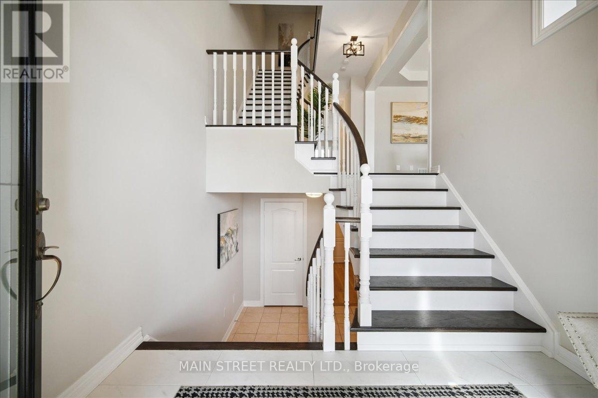 38 Carriage House Court, Richmond Hill, Ontario  L4E 4V3 - Photo 3 - N13025316