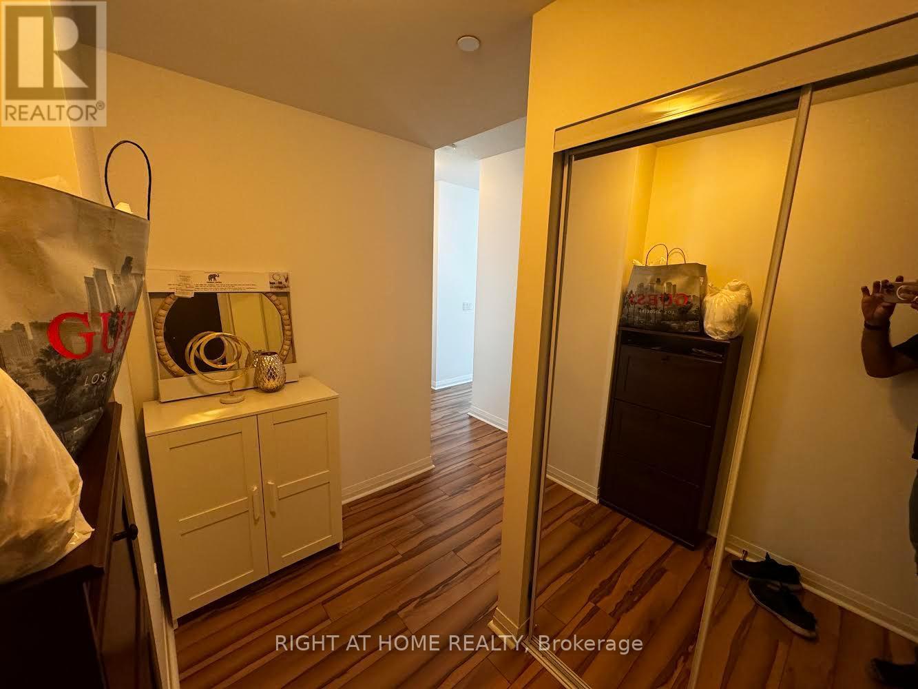 1004 - 75 Eglinton Avenue W, Mississauga, Ontario  L5R 0E5 - Photo 3 - W12995322