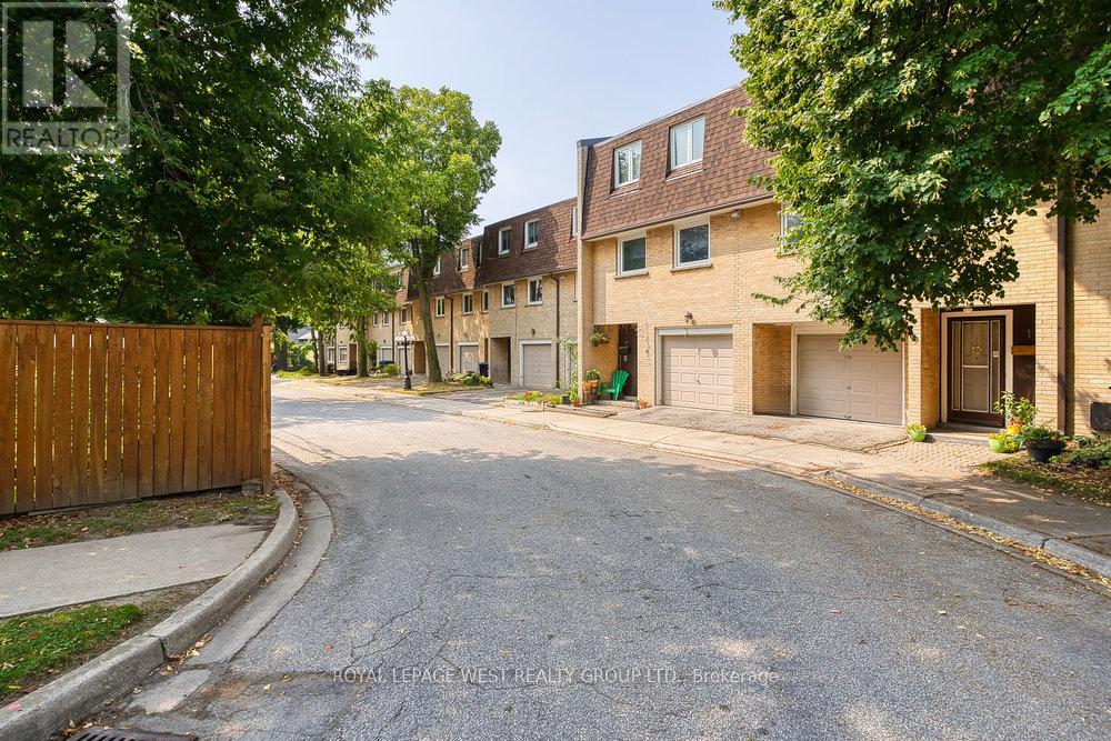 3 - 92 Twenty Ninth Street, Toronto, Ontario  M8W 3B2 - Photo 2 - W13025386