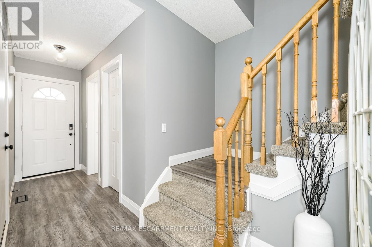255 Hilltop Drive, North Dumfries, Ontario  N0B 1E0 - Photo 4 - X13025300