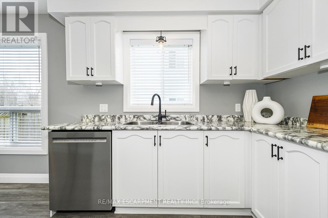 255 Hilltop Drive, North Dumfries, Ontario  N0B 1E0 - Photo 8 - X13025300