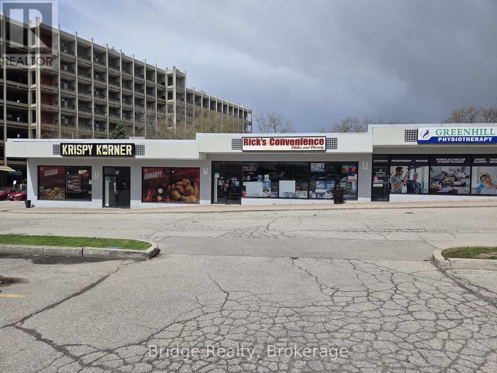 4 - 635 Greenhill Avenue, Hamilton, Ontario  L8K 5W8 - Photo 4 - X12878280