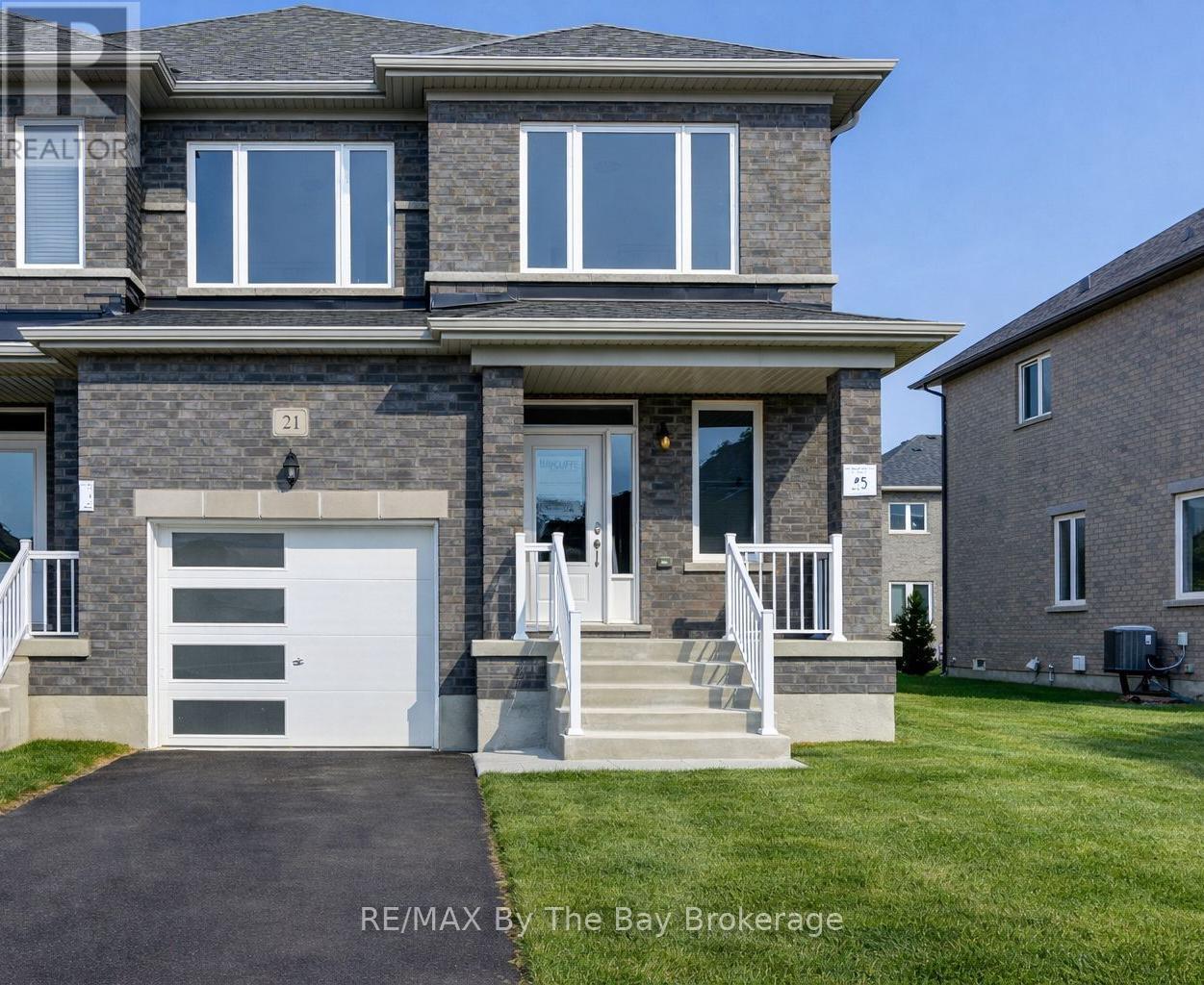 21 Lisa Street, Wasaga Beach, Ontario  L9Z 1J9 - Photo 2 - S12728424