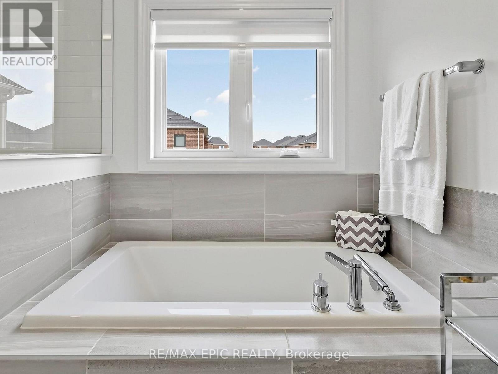 122 Scarlet Way, Bradford West Gwillimbury, Ontario  L3Z 4J2 - Photo 39 - N13023774