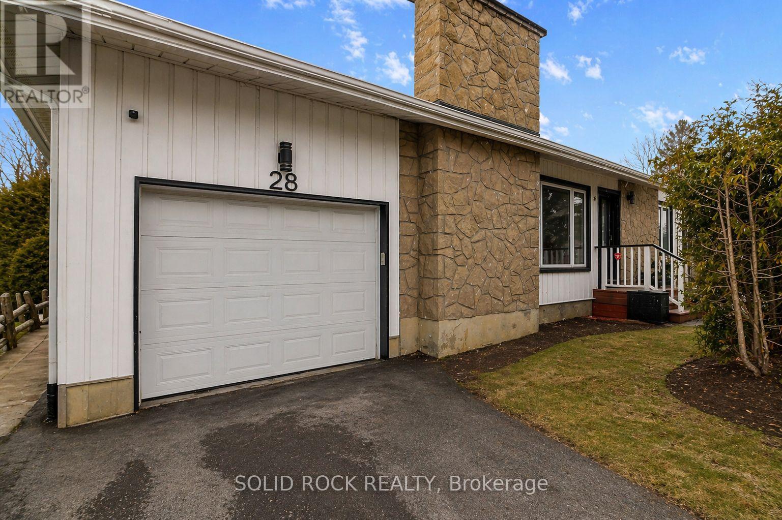 28 CARBROOKE STREET, Ottawa, Ontario