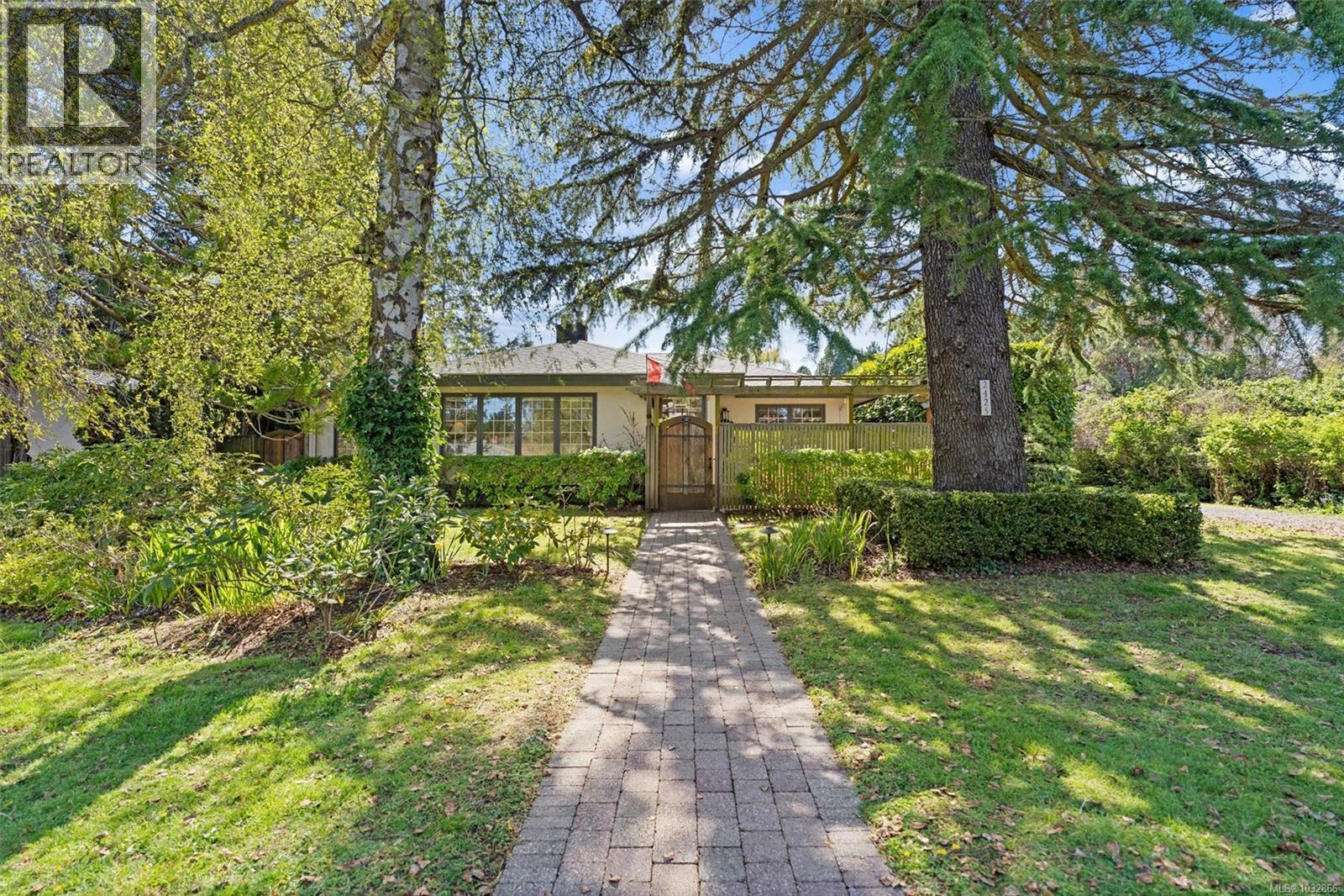 2425 Camelot Rd, Saanich, British Columbia  V8N 1J3 - Photo 1 - 1032866