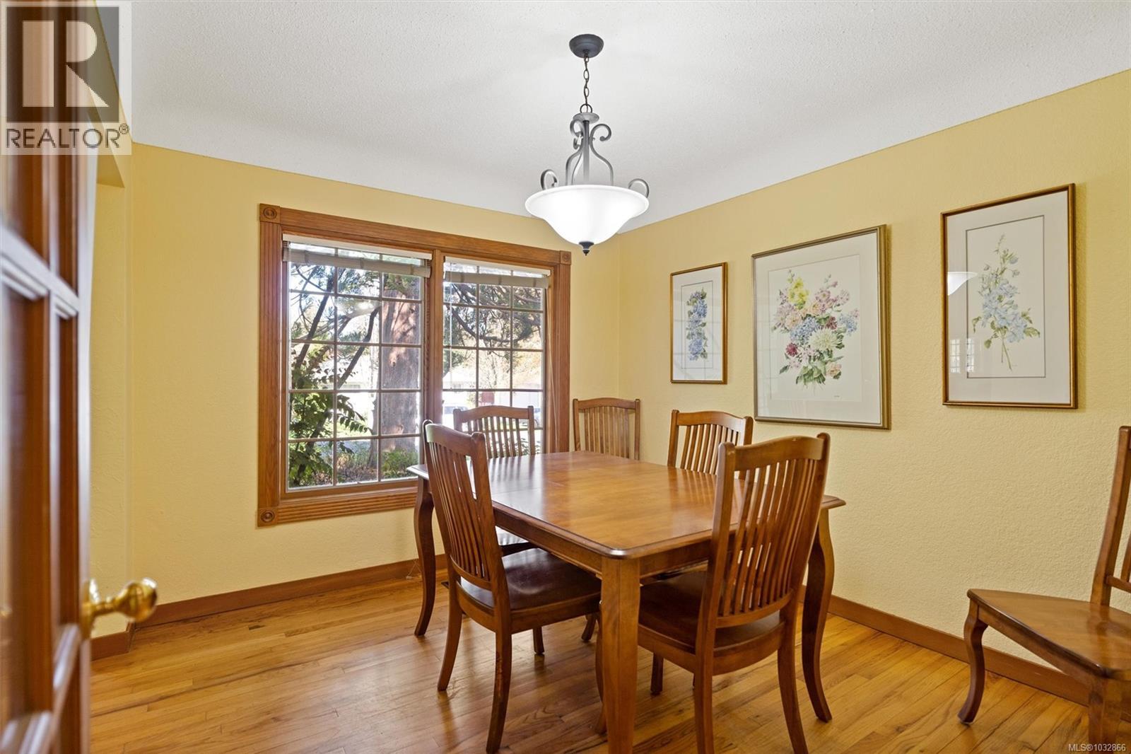 2425 Camelot Rd, Saanich, British Columbia  V8N 1J3 - Photo 11 - 1032866