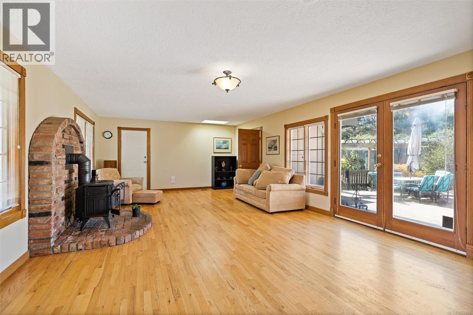 2425 Camelot Rd, Saanich, British Columbia  V8N 1J3 - Photo 14 - 1032866