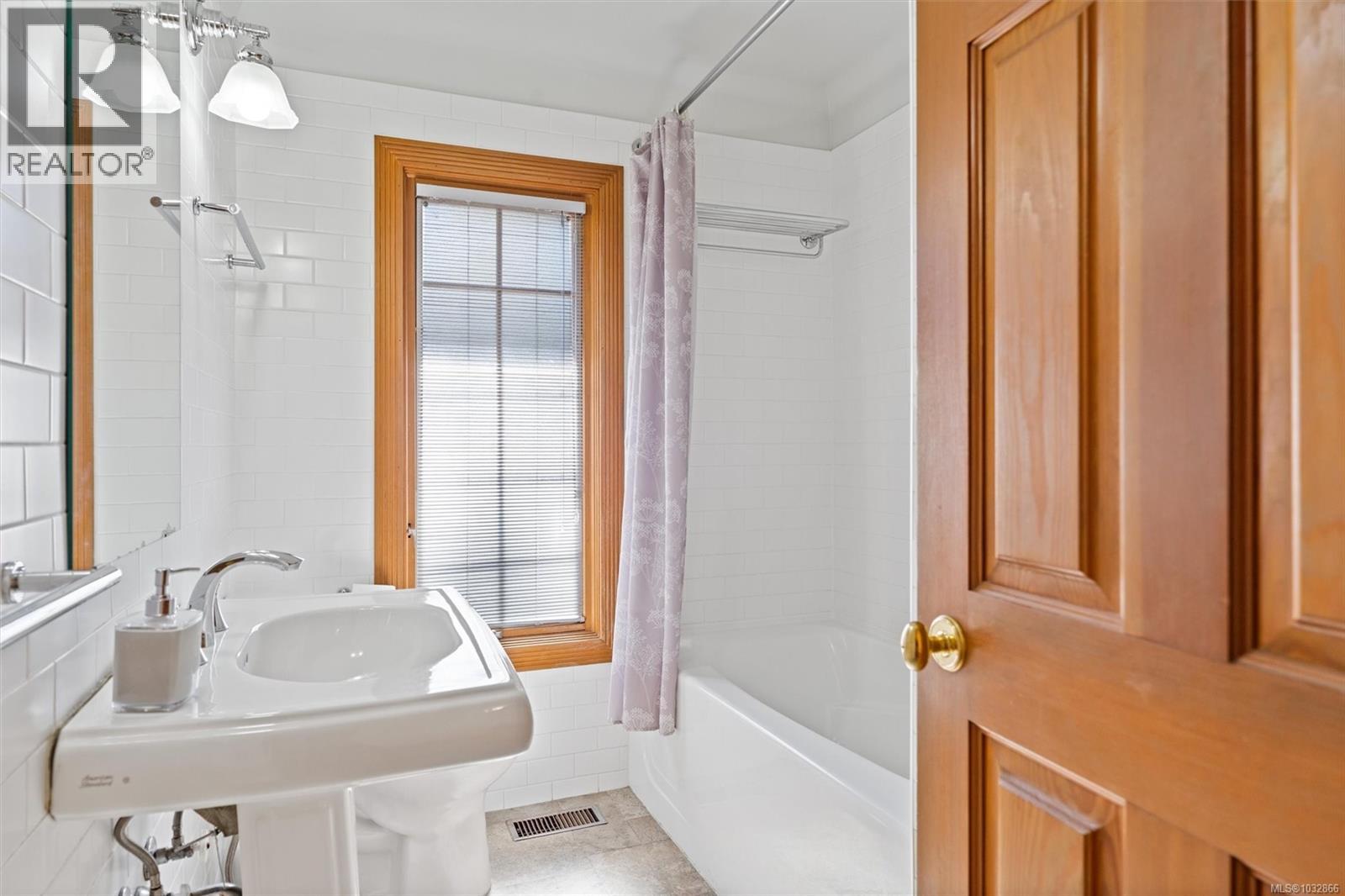 2425 Camelot Rd, Saanich, British Columbia  V8N 1J3 - Photo 21 - 1032866