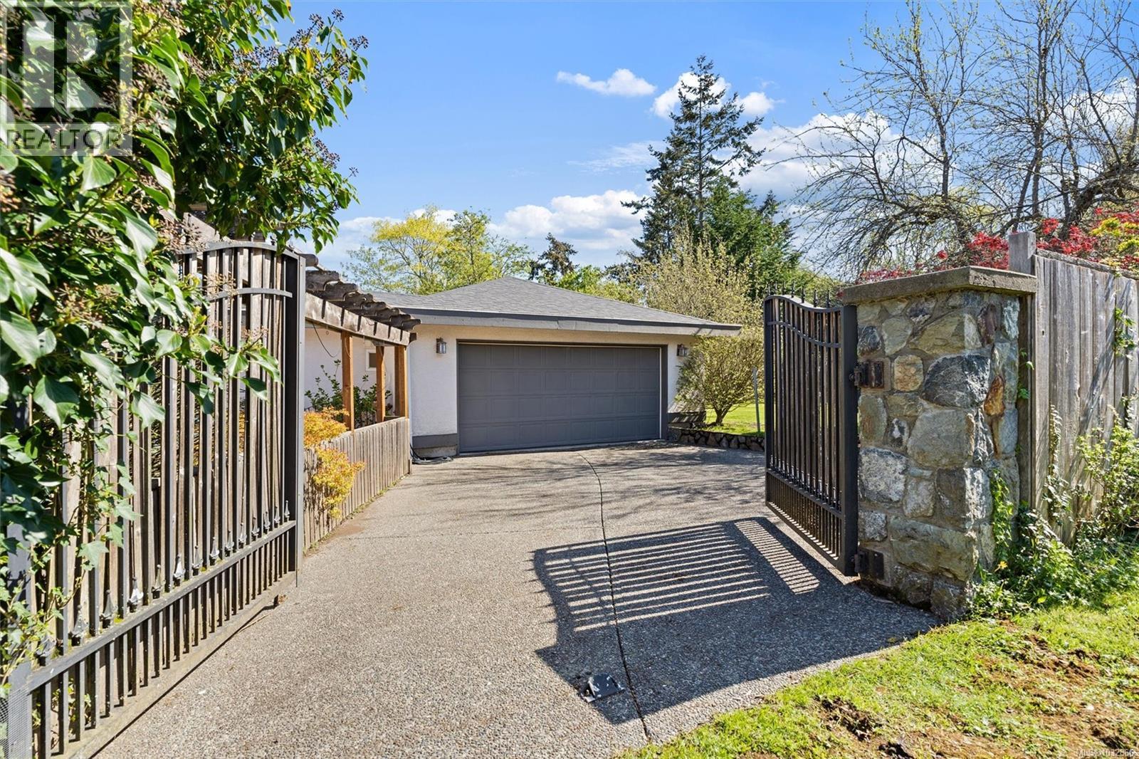 2425 Camelot Rd, Saanich, British Columbia  V8N 1J3 - Photo 27 - 1032866