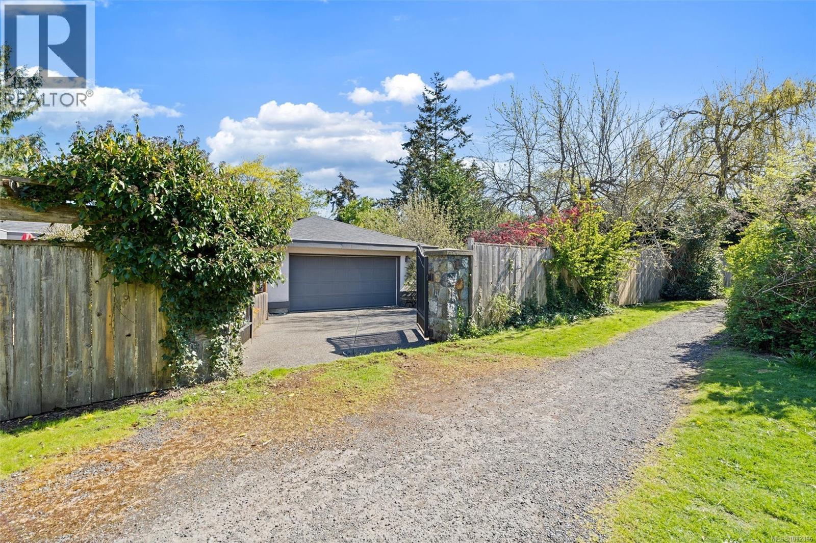 2425 Camelot Rd, Saanich, British Columbia  V8N 1J3 - Photo 28 - 1032866